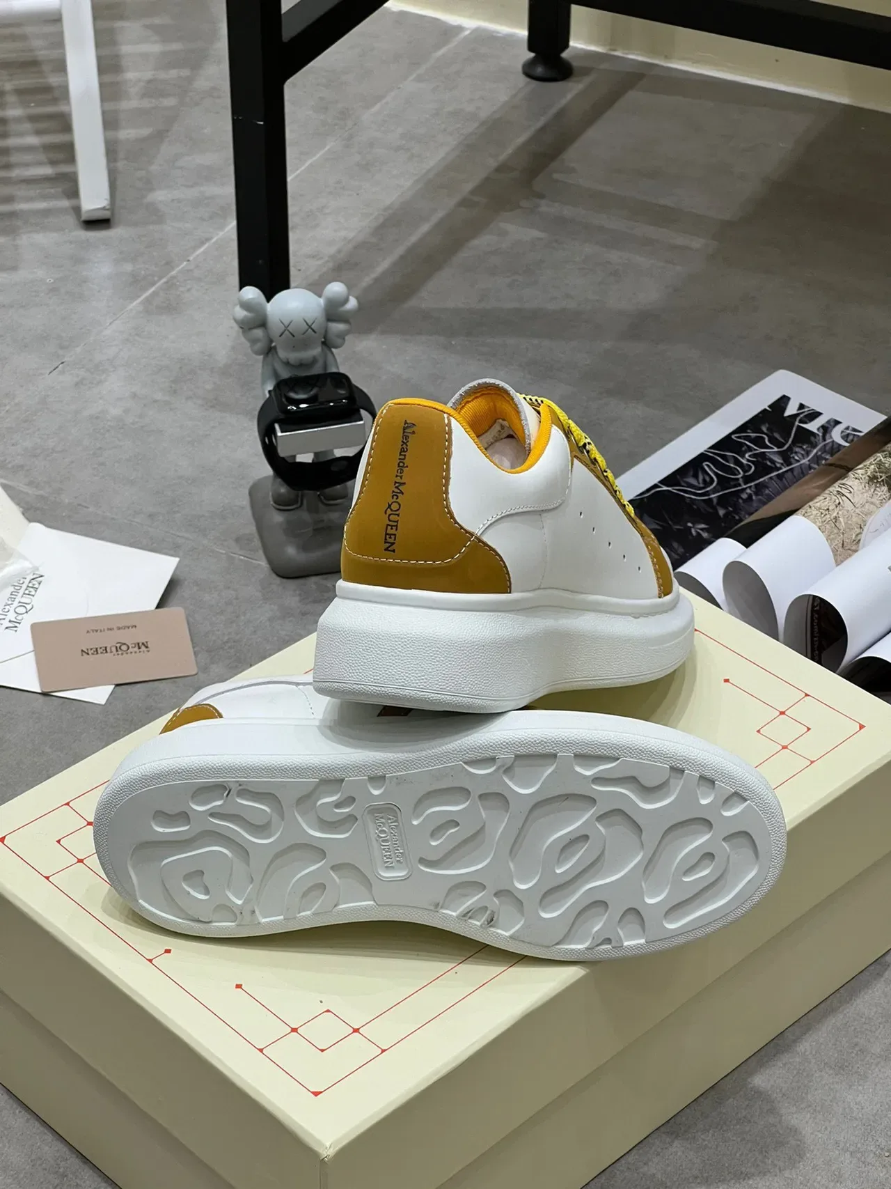 Alexander McQueen Oversized Sneaker Blanc Jaune Moutarde Lifestyle Sneakers 2