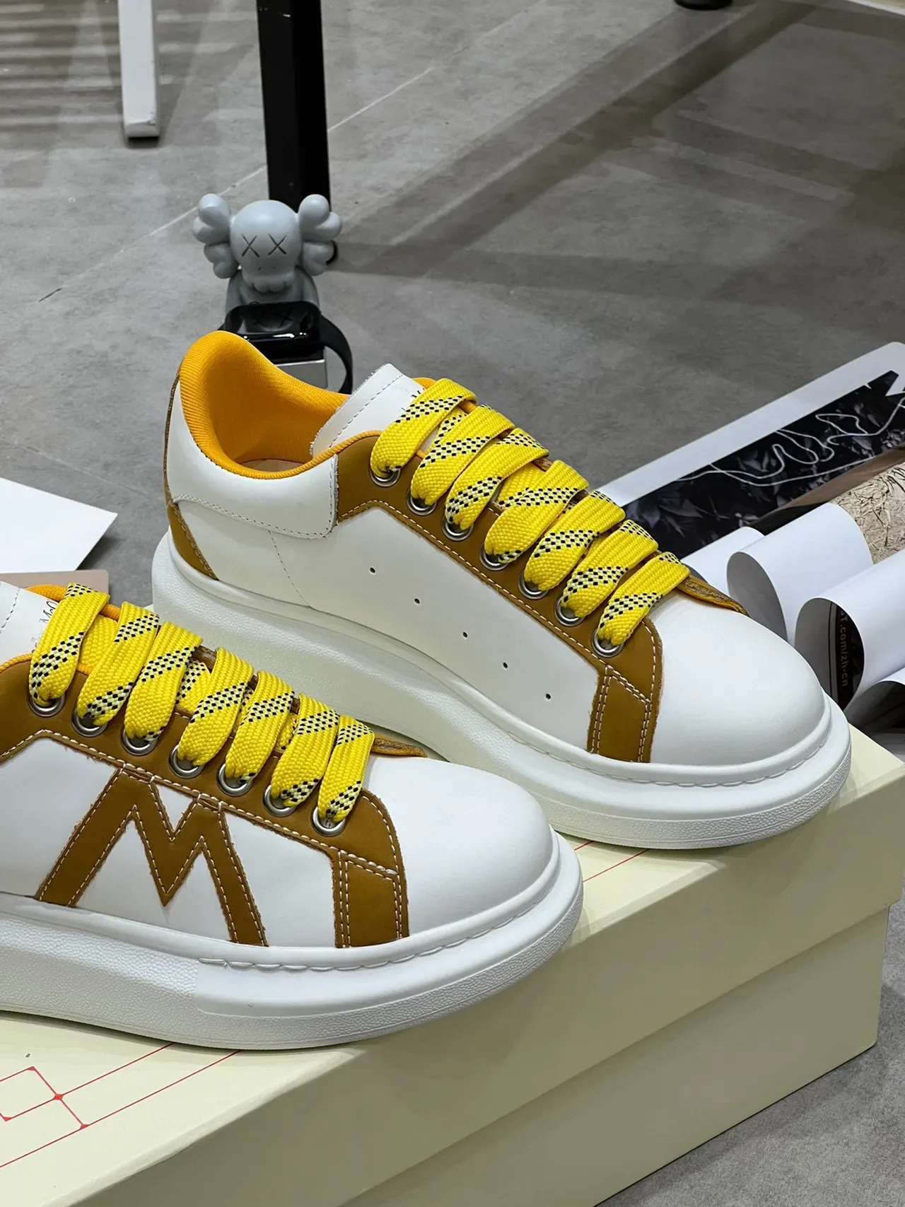 Alexander McQueen Oversized Sneaker Blanc Jaune Moutarde Lifestyle Sneakers 3