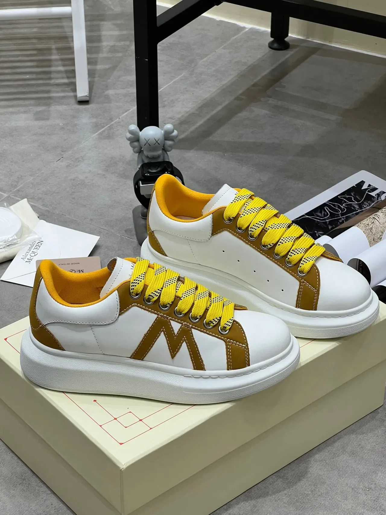 Alexander McQueen Oversized Sneaker Blanc Jaune Moutarde Lifestyle Sneakers 4