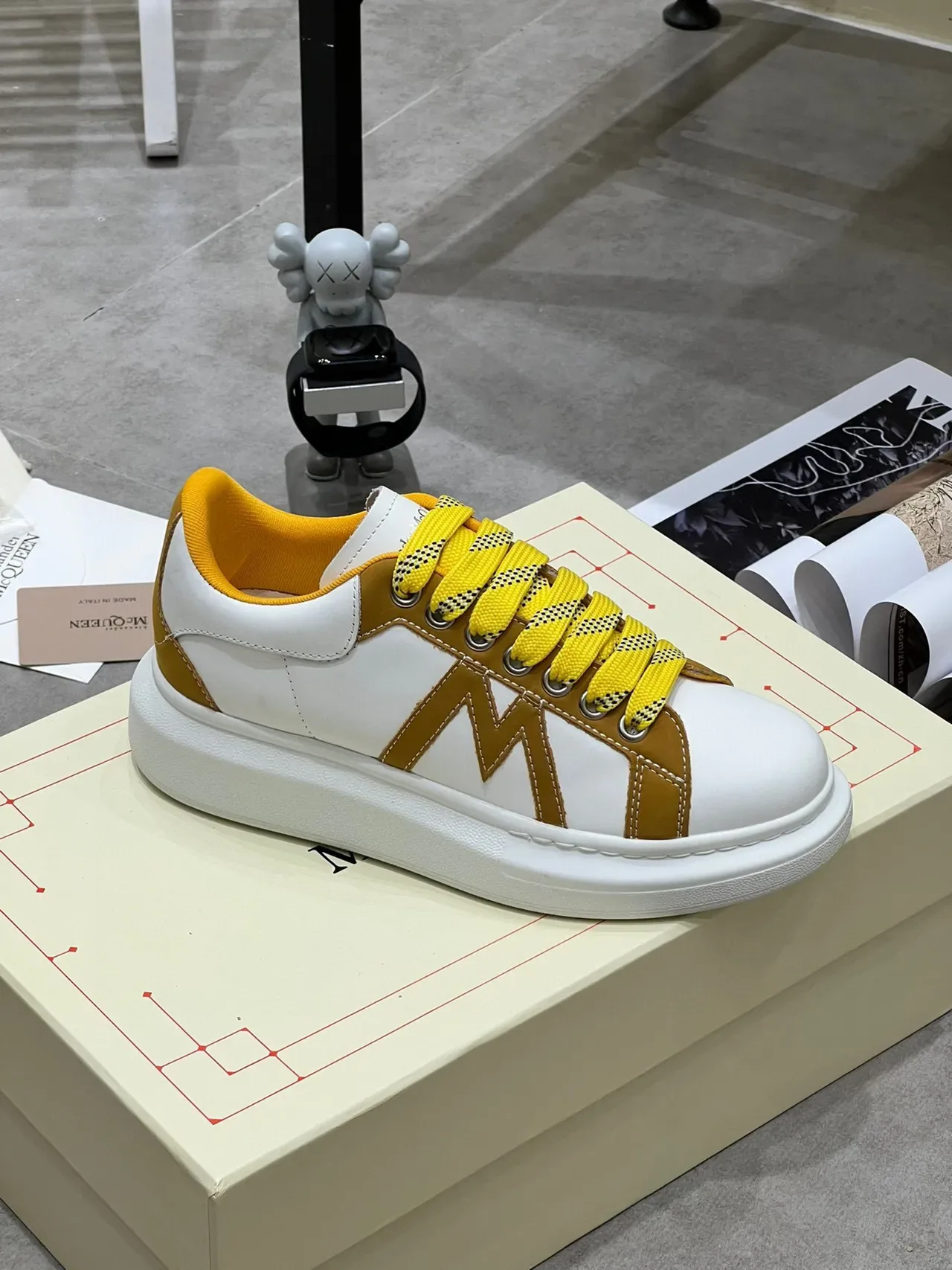 Alexander McQueen Oversized Sneaker Blanc Jaune Moutarde Lifestyle Sneakers 5