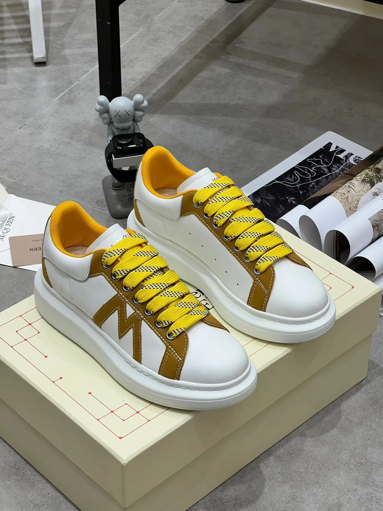 Alexander McQueen Oversized Sneaker Blanc Jaune Moutarde Lifestyle Sneakers 6