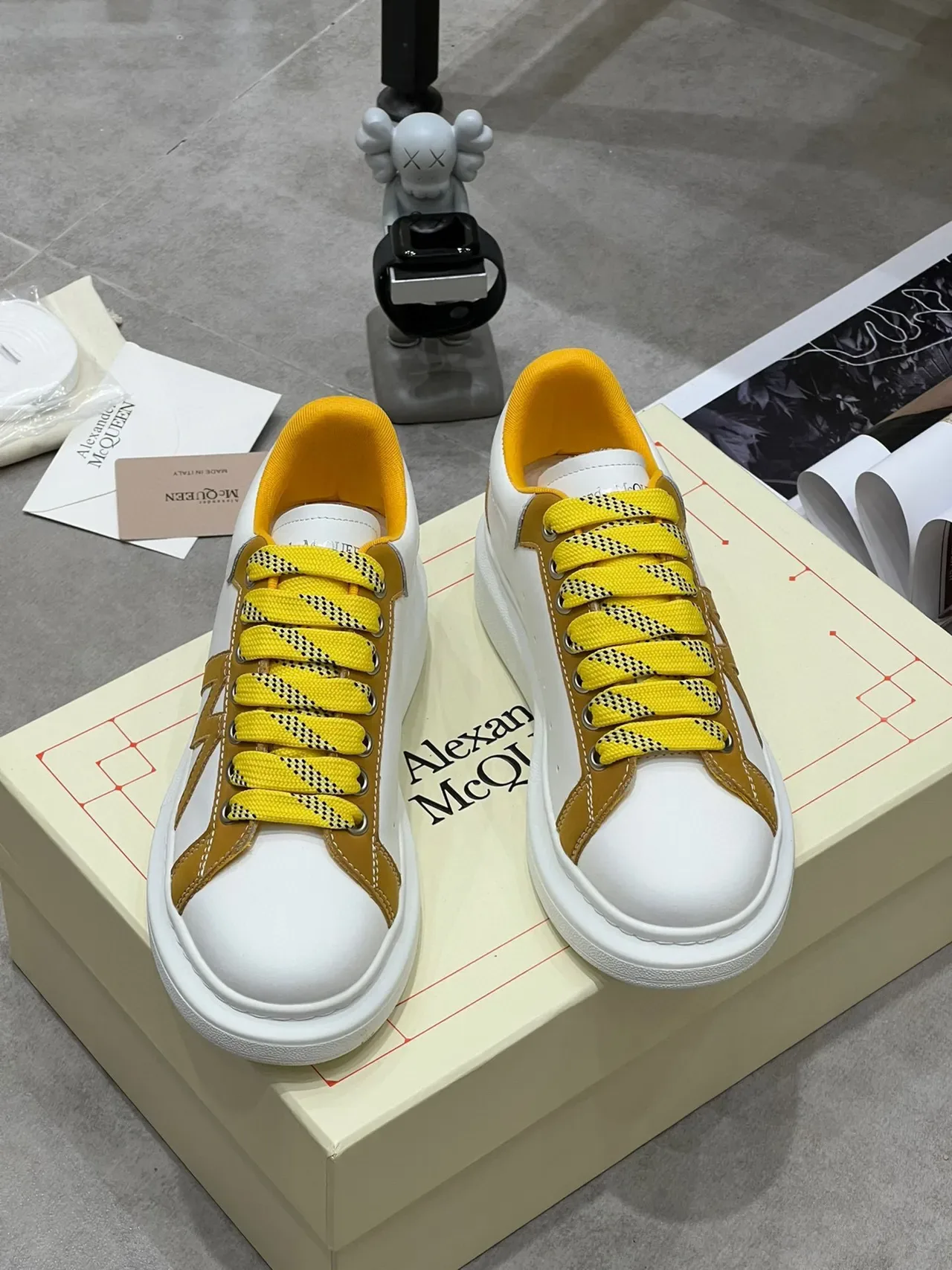 Alexander McQueen Oversized Sneaker Blanc Jaune Moutarde Lifestyle Sneakers 8