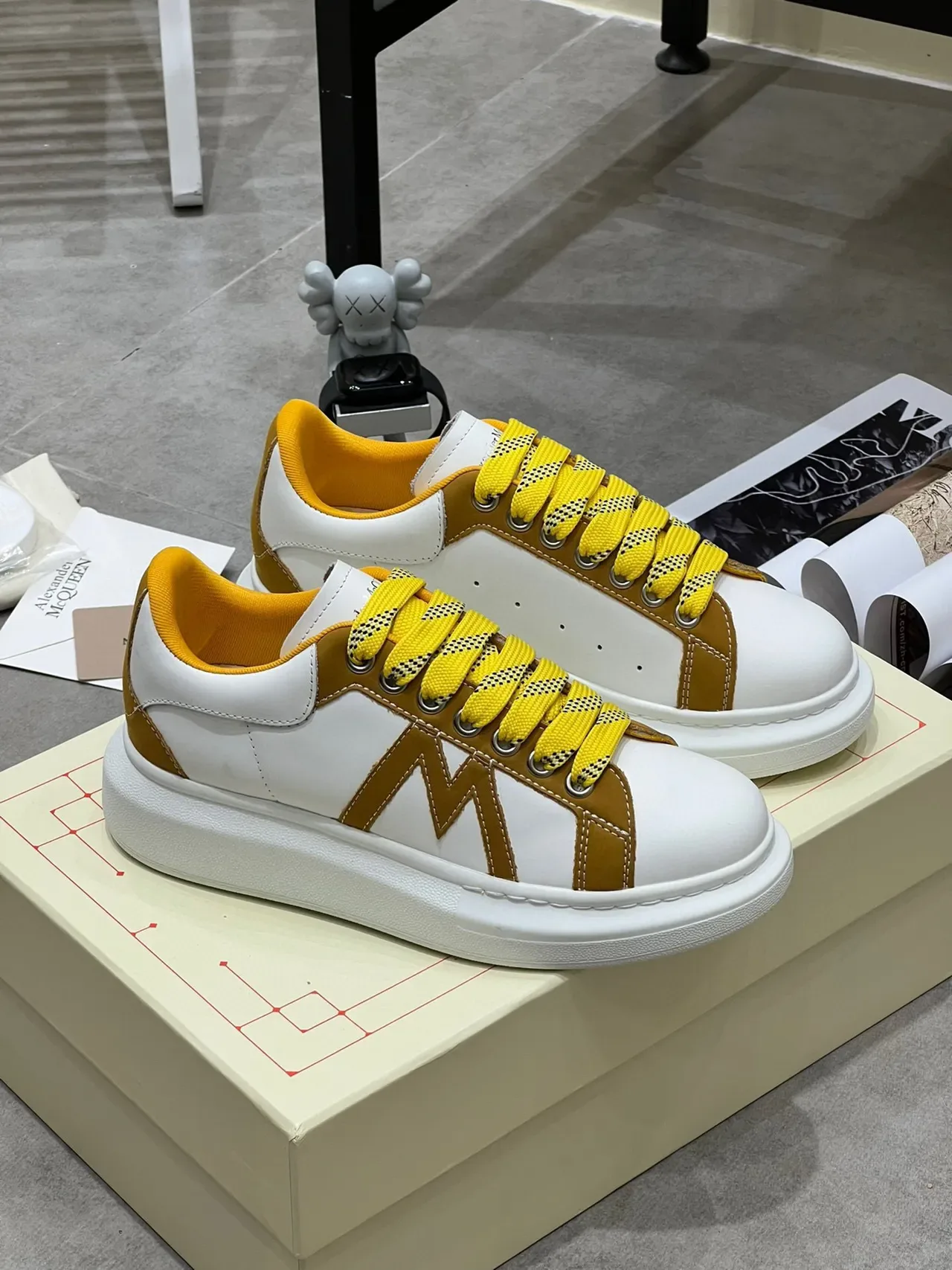 Alexander McQueen Oversized Sneaker Blanc Jaune Moutarde Lifestyle Sneakers 9