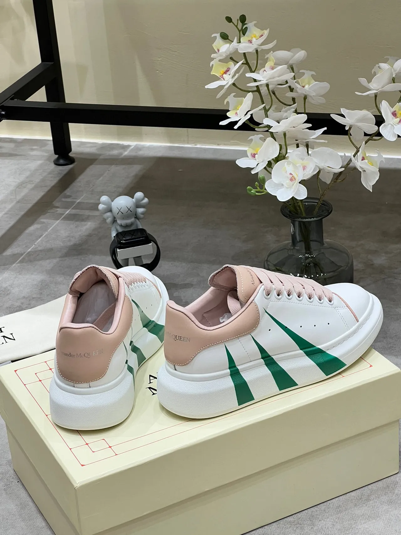 Alexander McQueen ওভারসাইজড স্নিকার সাদা গোলাপি সবুজ লাইফস্টাইল স্নিকার 2