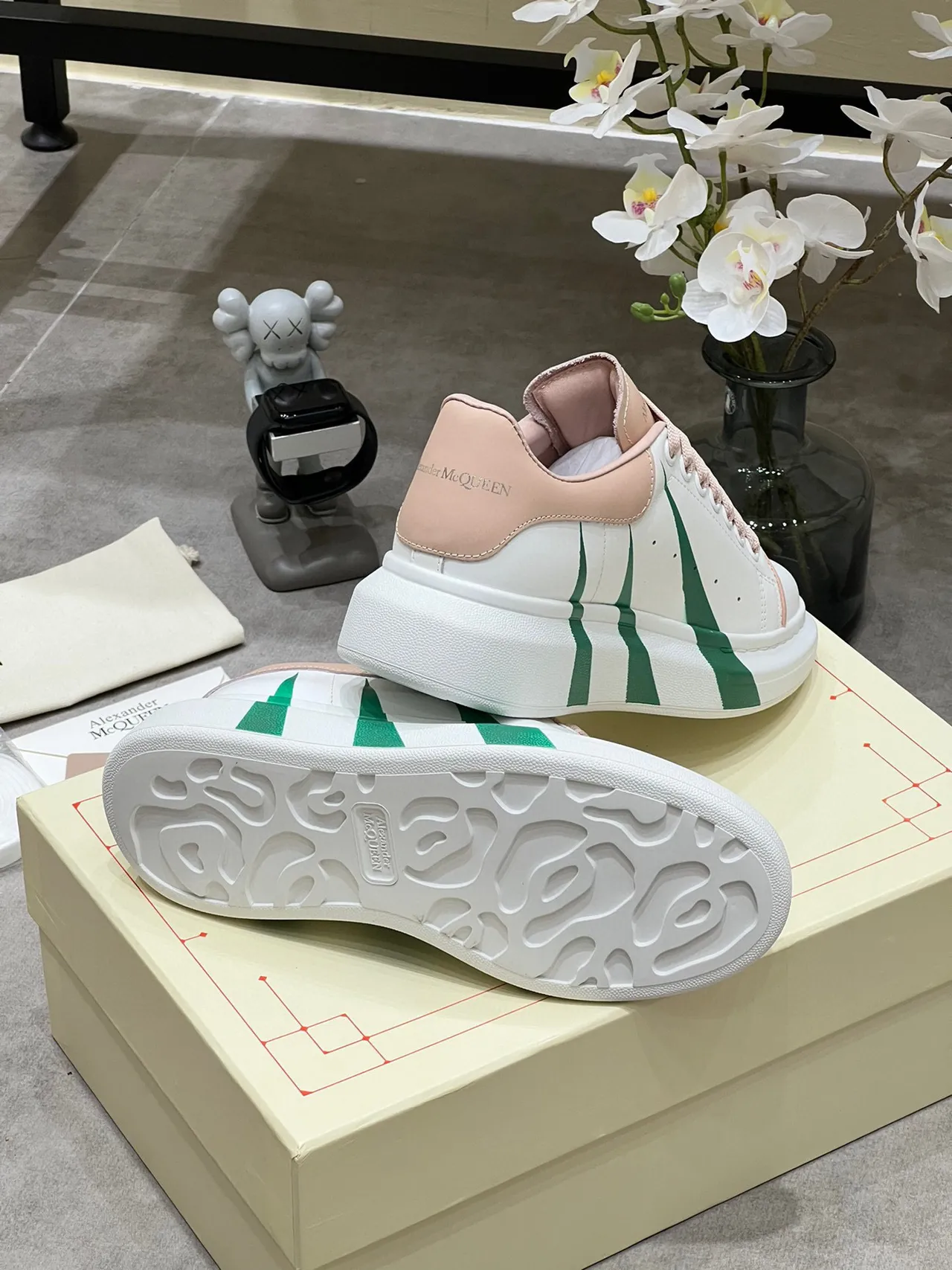 Alexander McQueen ওভারসাইজড স্নিকার সাদা গোলাপি সবুজ লাইফস্টাইল স্নিকার 3