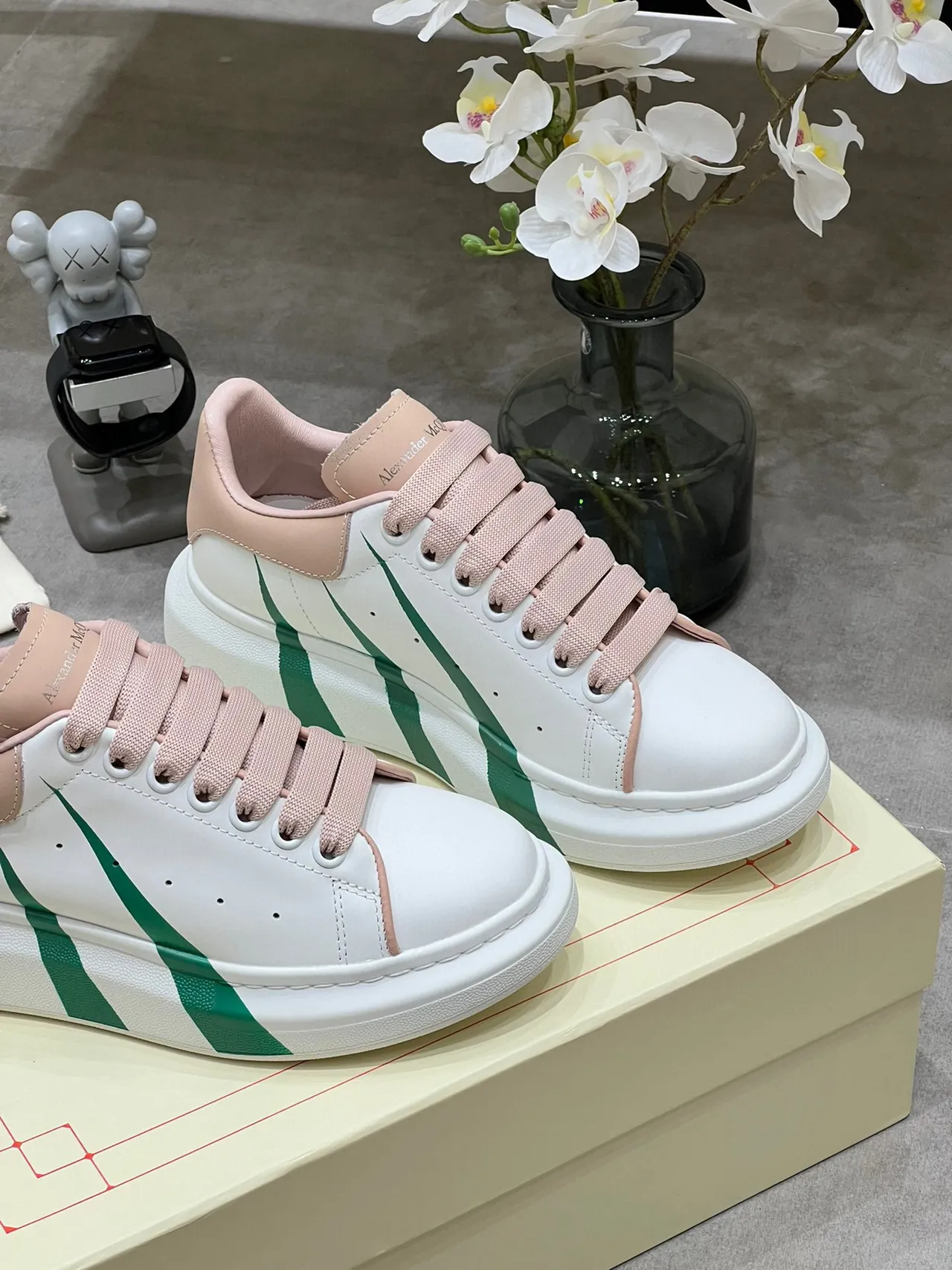 Alexander McQueen ওভারসাইজড স্নিকার সাদা গোলাপি সবুজ লাইফস্টাইল স্নিকার 4