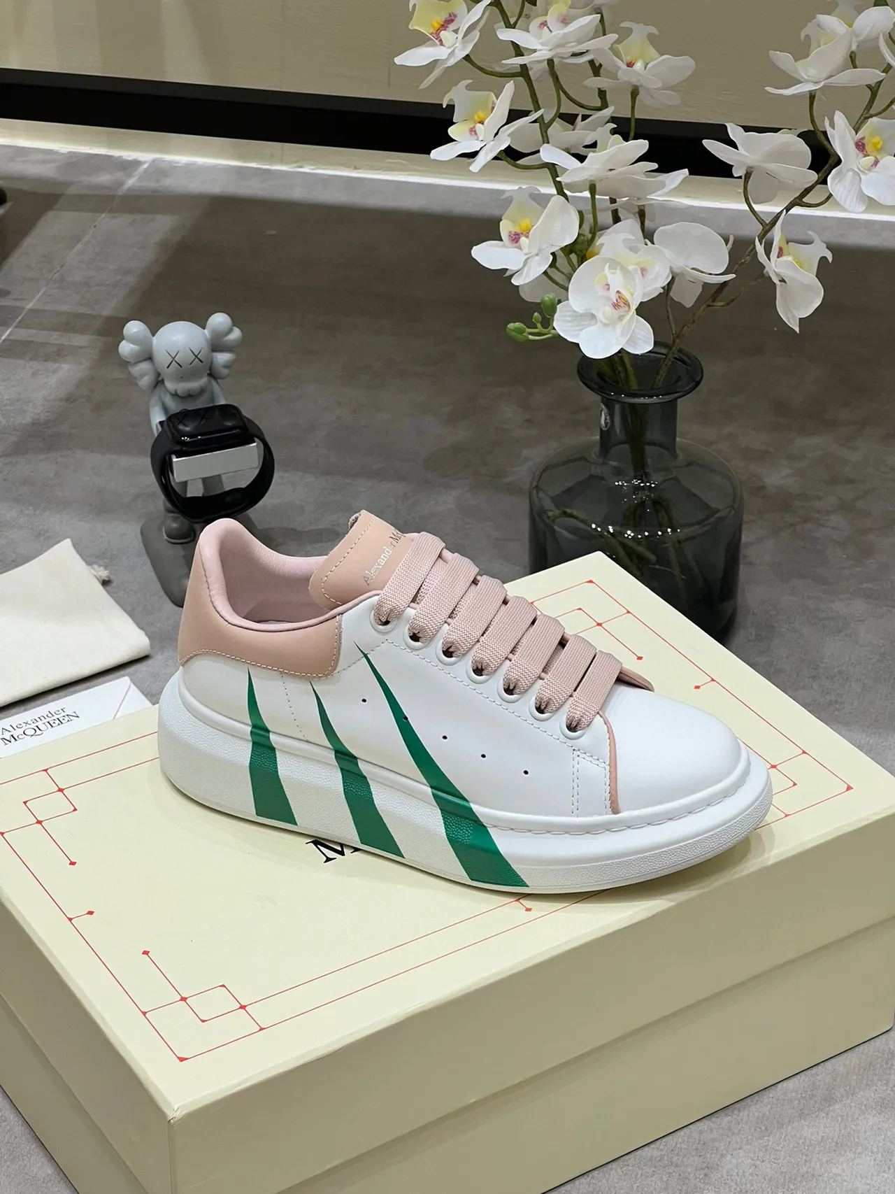 Alexander McQueen ওভারসাইজড স্নিকার সাদা গোলাপি সবুজ লাইফস্টাইল স্নিকার 5