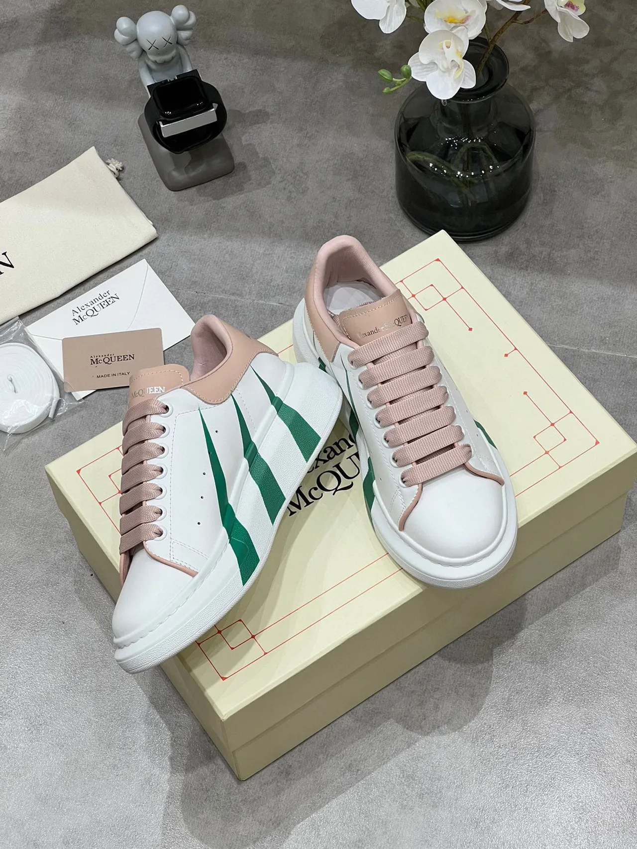Alexander McQueen ওভারসাইজড স্নিকার সাদা গোলাপি সবুজ লাইফস্টাইল স্নিকার 6