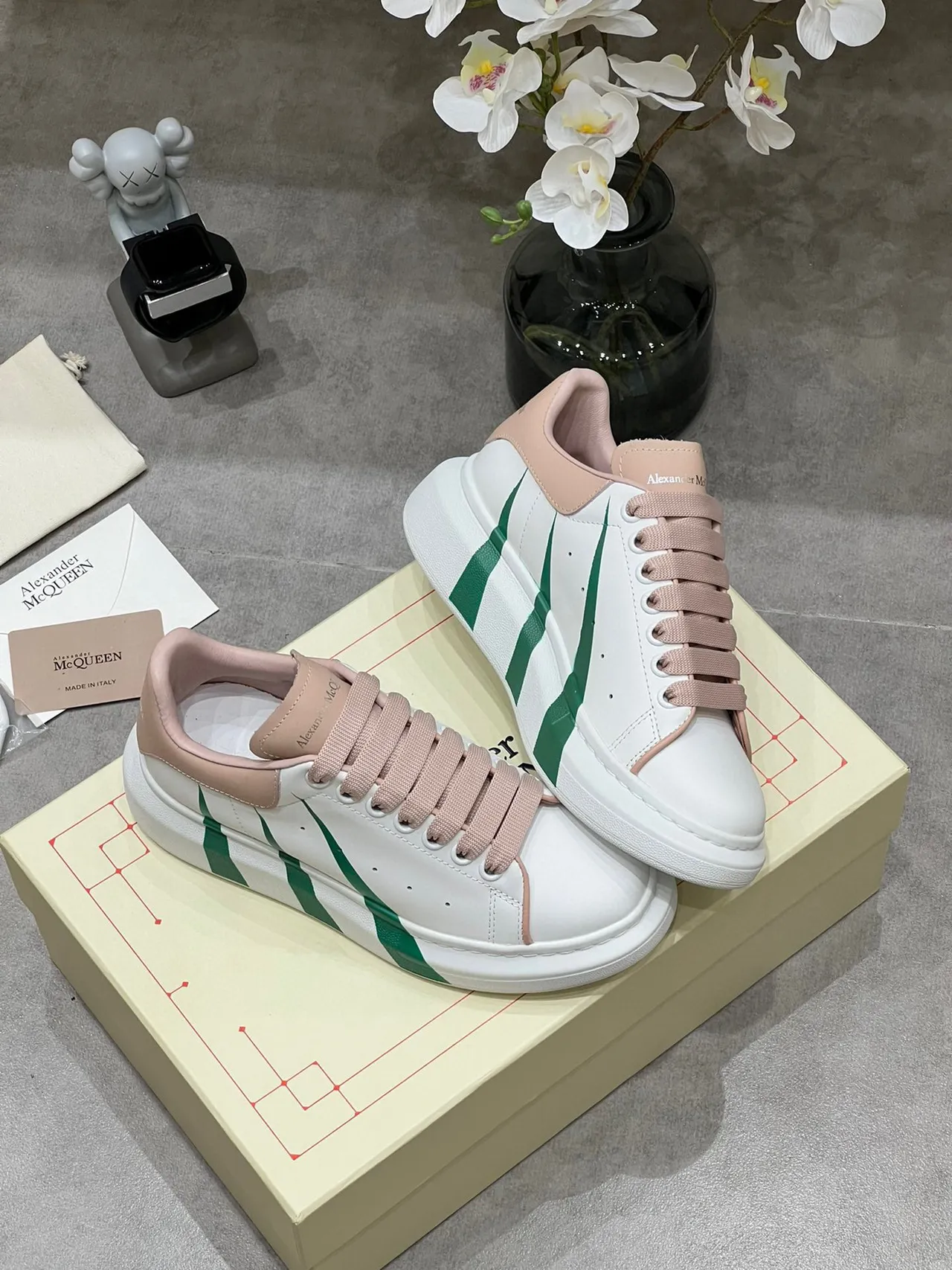 Alexander McQueen ওভারসাইজড স্নিকার সাদা গোলাপি সবুজ লাইফস্টাইল স্নিকার 7