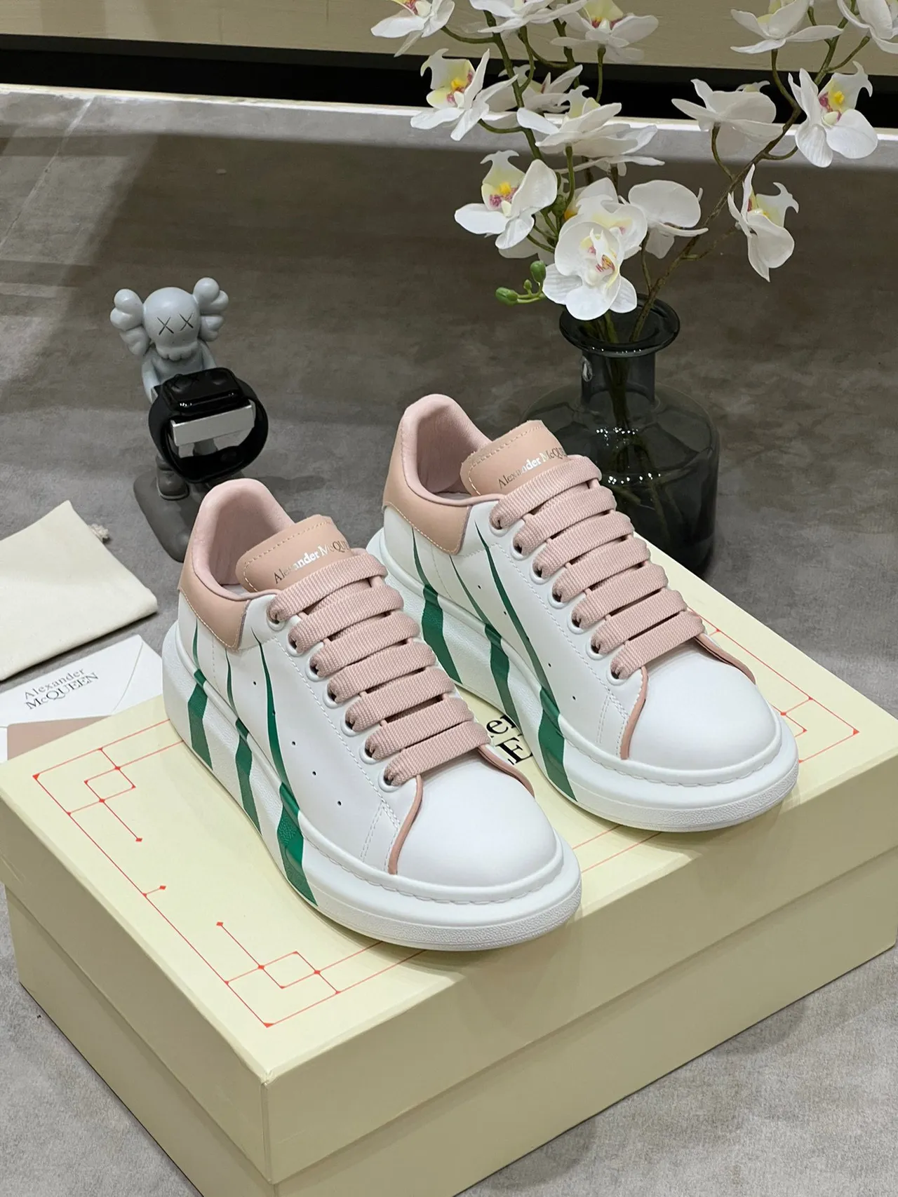 Alexander McQueen ওভারসাইজড স্নিকার সাদা গোলাপি সবুজ লাইফস্টাইল স্নিকার 8