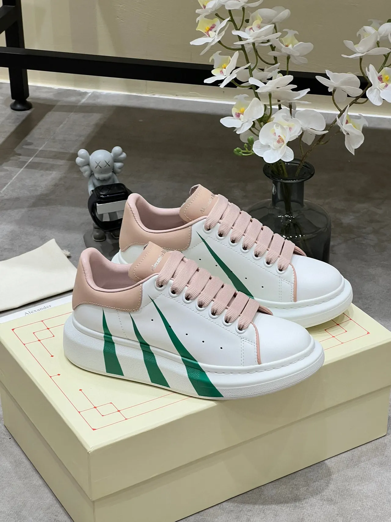 Alexander McQueen ওভারসাইজড স্নিকার সাদা গোলাপি সবুজ লাইফস্টাইল স্নিকার 9