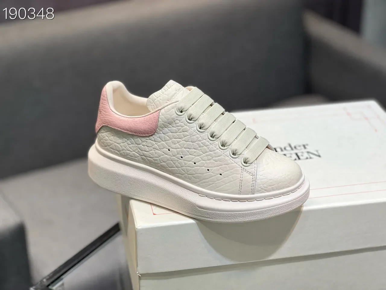 Alexander McQueen ওভারসাইজ্ড স্নিকার সাদা গোলাপি প্ল্যাটফর্ম ক্রক-এমবসড চামড়া লাইফস্টাইল স্নিকার 4