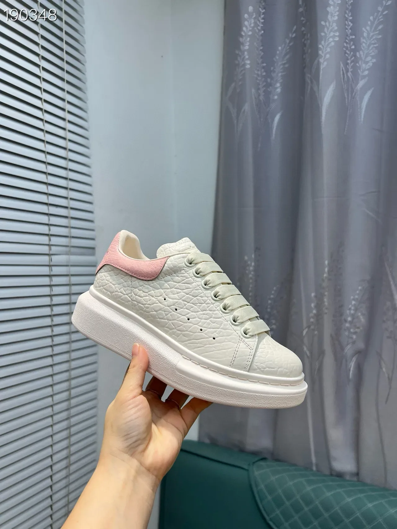 Alexander McQueen ওভারসাইজ্ড স্নিকার সাদা গোলাপি প্ল্যাটফর্ম ক্রক-এমবসড চামড়া লাইফস্টাইল স্নিকার 7