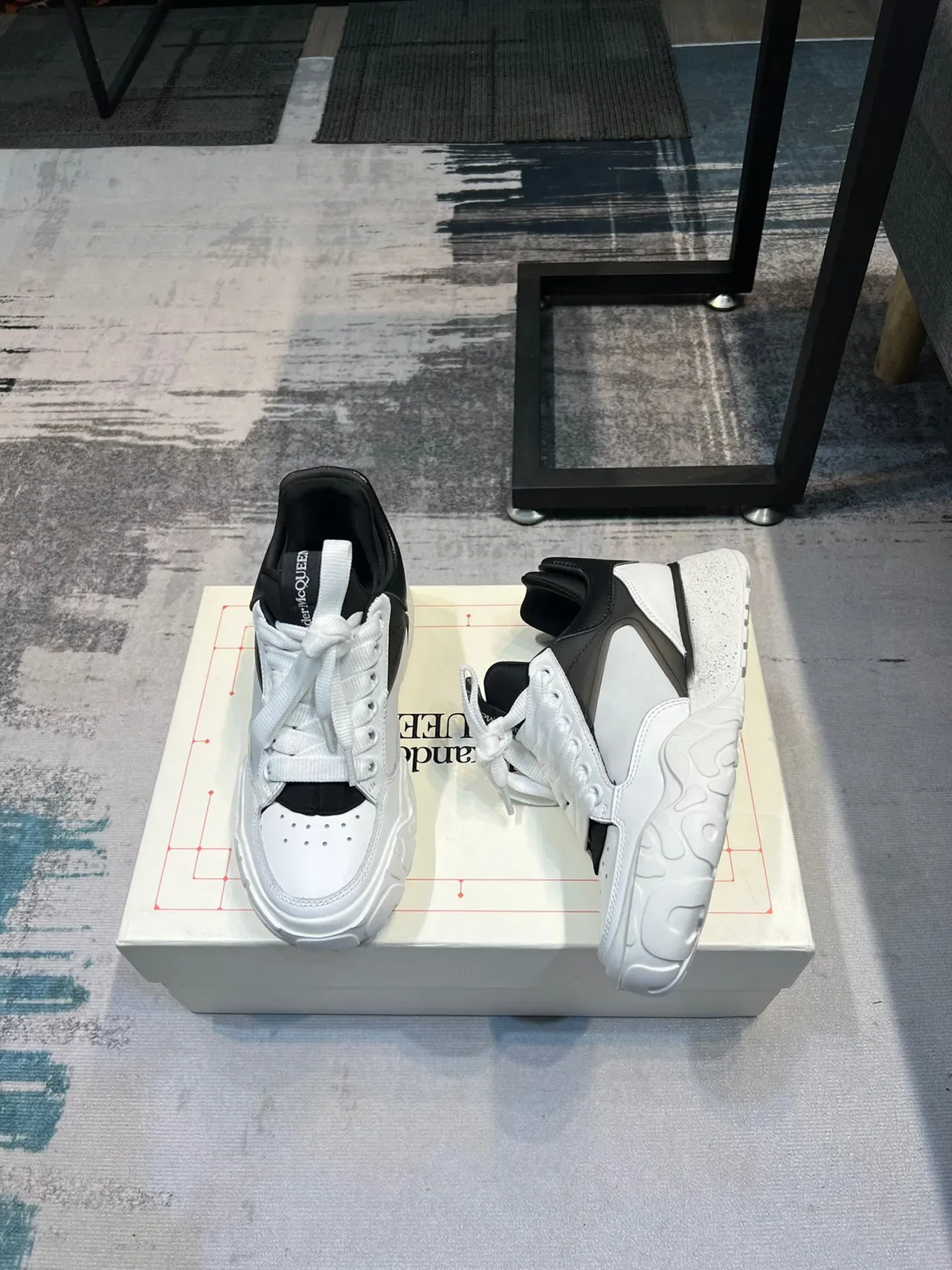Alexander McQueen أبيض أسود كعب سميك منحوت طبقات وعليا حذاء أسلوب حياة 4