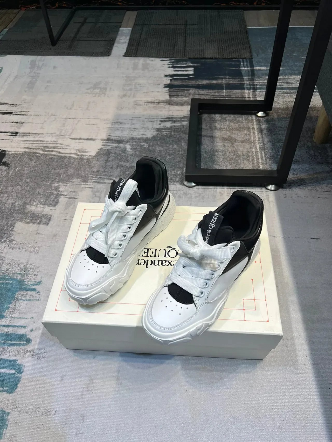 Alexander McQueen أبيض أسود كعب سميك منحوت طبقات وعليا حذاء أسلوب حياة 5