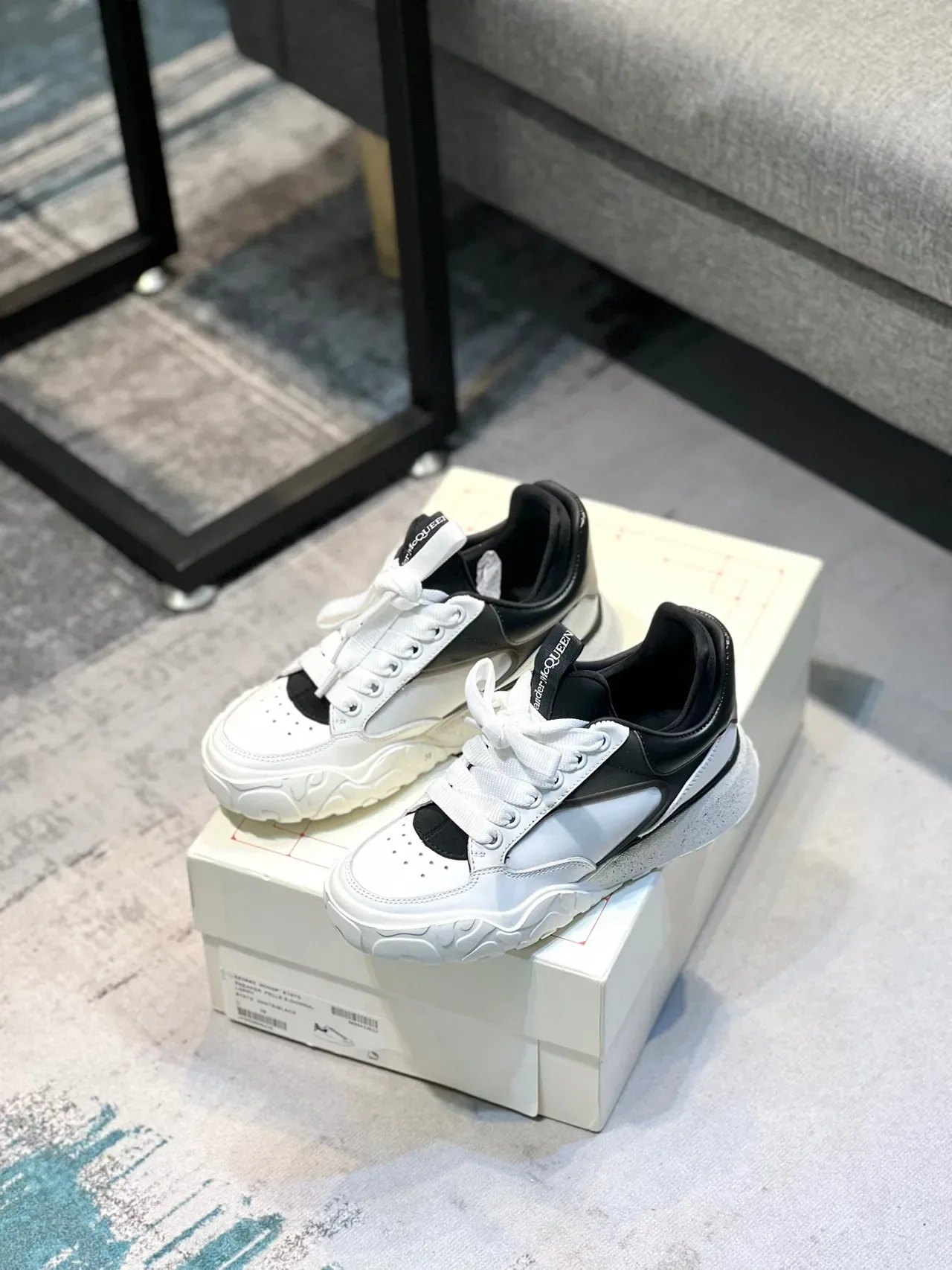 Alexander McQueen أبيض أسود كعب سميك منحوت طبقات وعليا حذاء أسلوب حياة 7