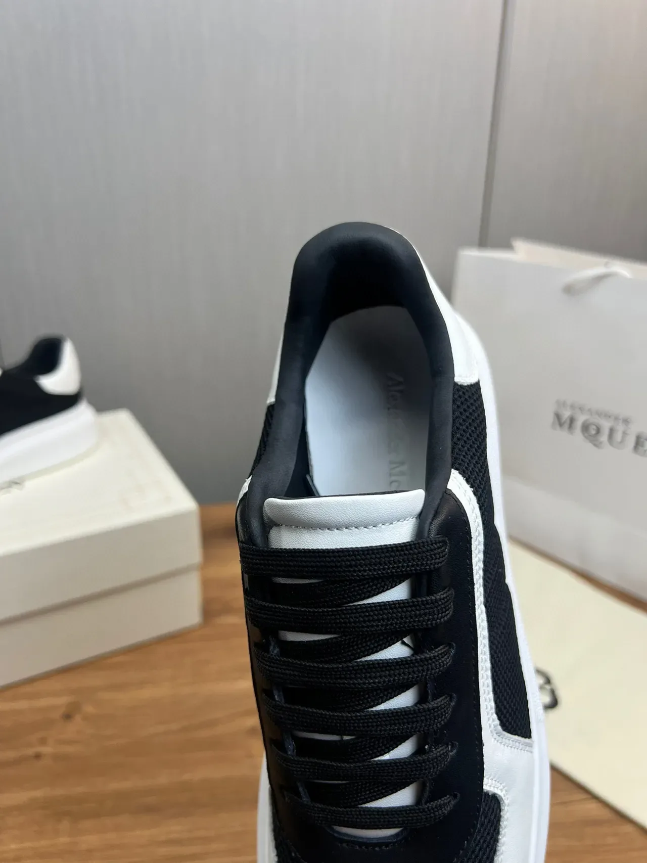 Alexander McQueen সাদা কালো ওভারসাইজ প্ল্যাটফর্ম সোল মিক্সড মেশ এবং লেদার আপার চাংক স্নিকার 2