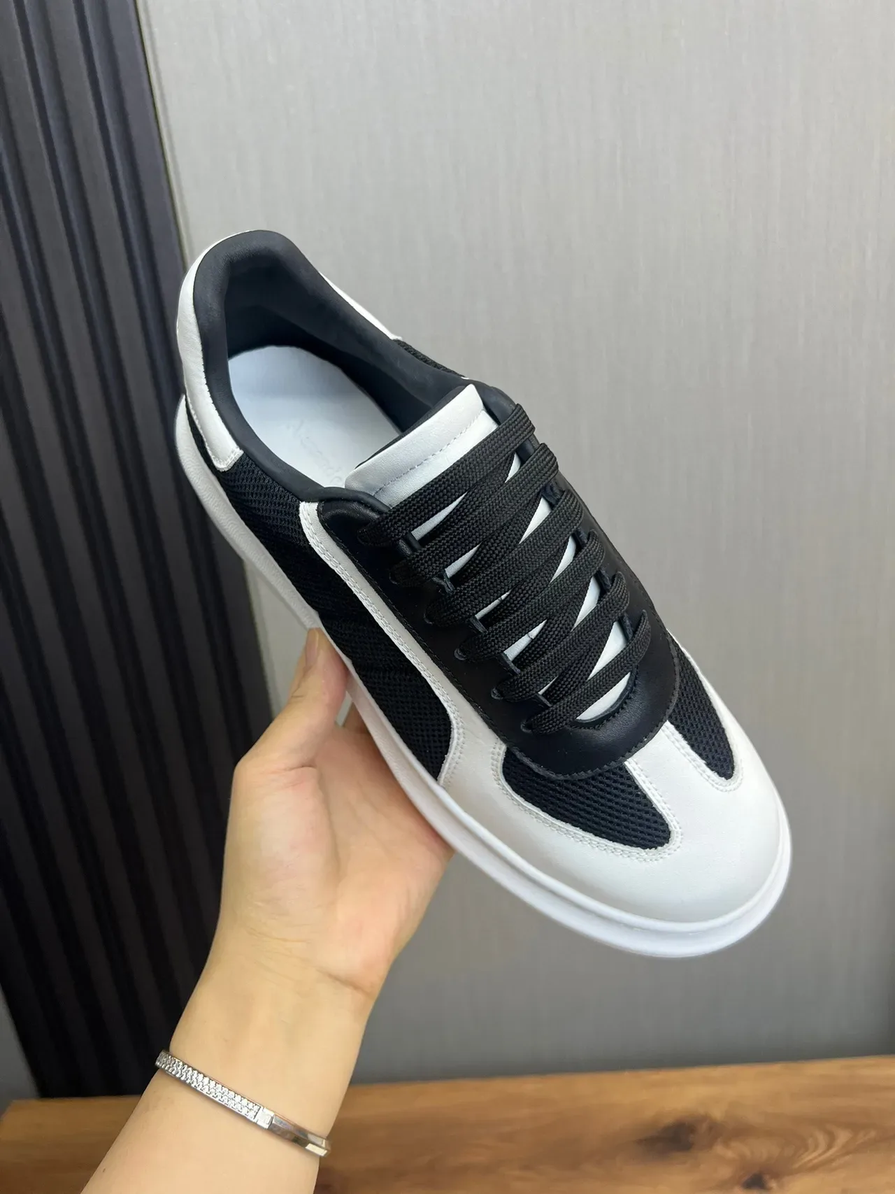 Alexander McQueen সাদা কালো ওভারসাইজ প্ল্যাটফর্ম সোল মিক্সড মেশ এবং লেদার আপার চাংক স্নিকার 3