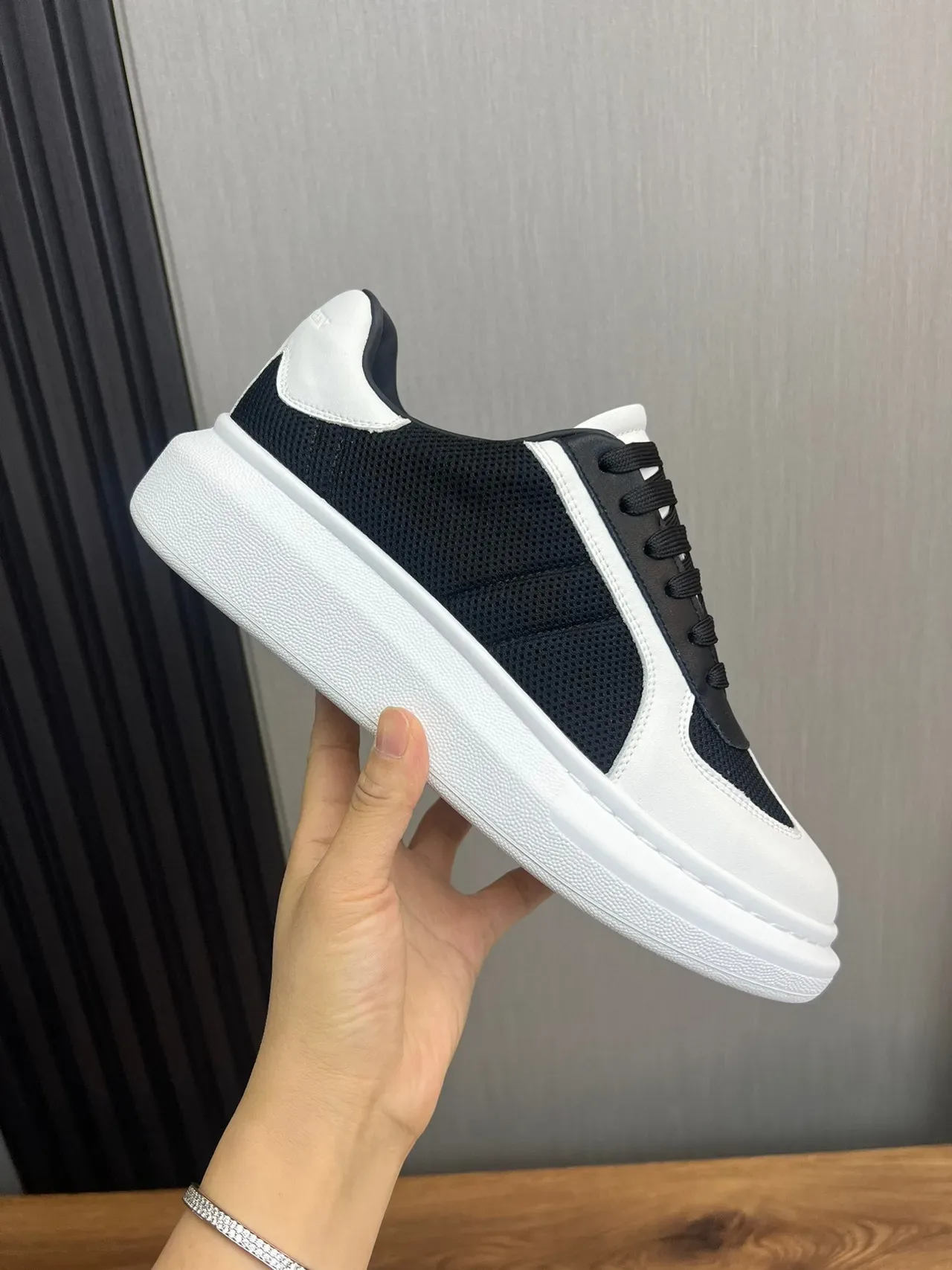 Alexander McQueen সাদা কালো ওভারসাইজ প্ল্যাটফর্ম সোল মিক্সড মেশ এবং লেদার আপার চাংক স্নিকার 4