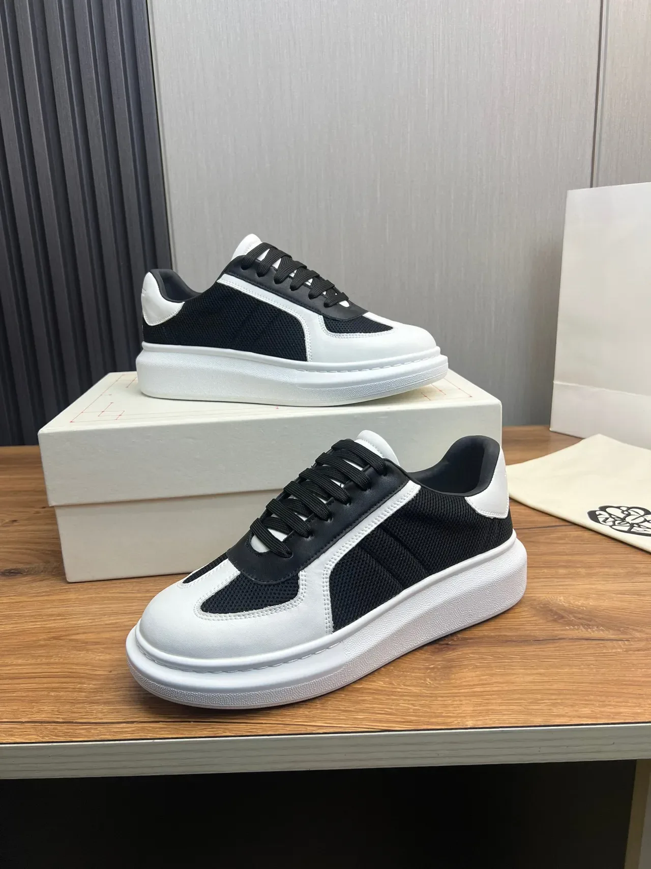 Alexander McQueen সাদা কালো ওভারসাইজ প্ল্যাটফর্ম সোল মিক্সড মেশ এবং লেদার আপার চাংক স্নিকার 6