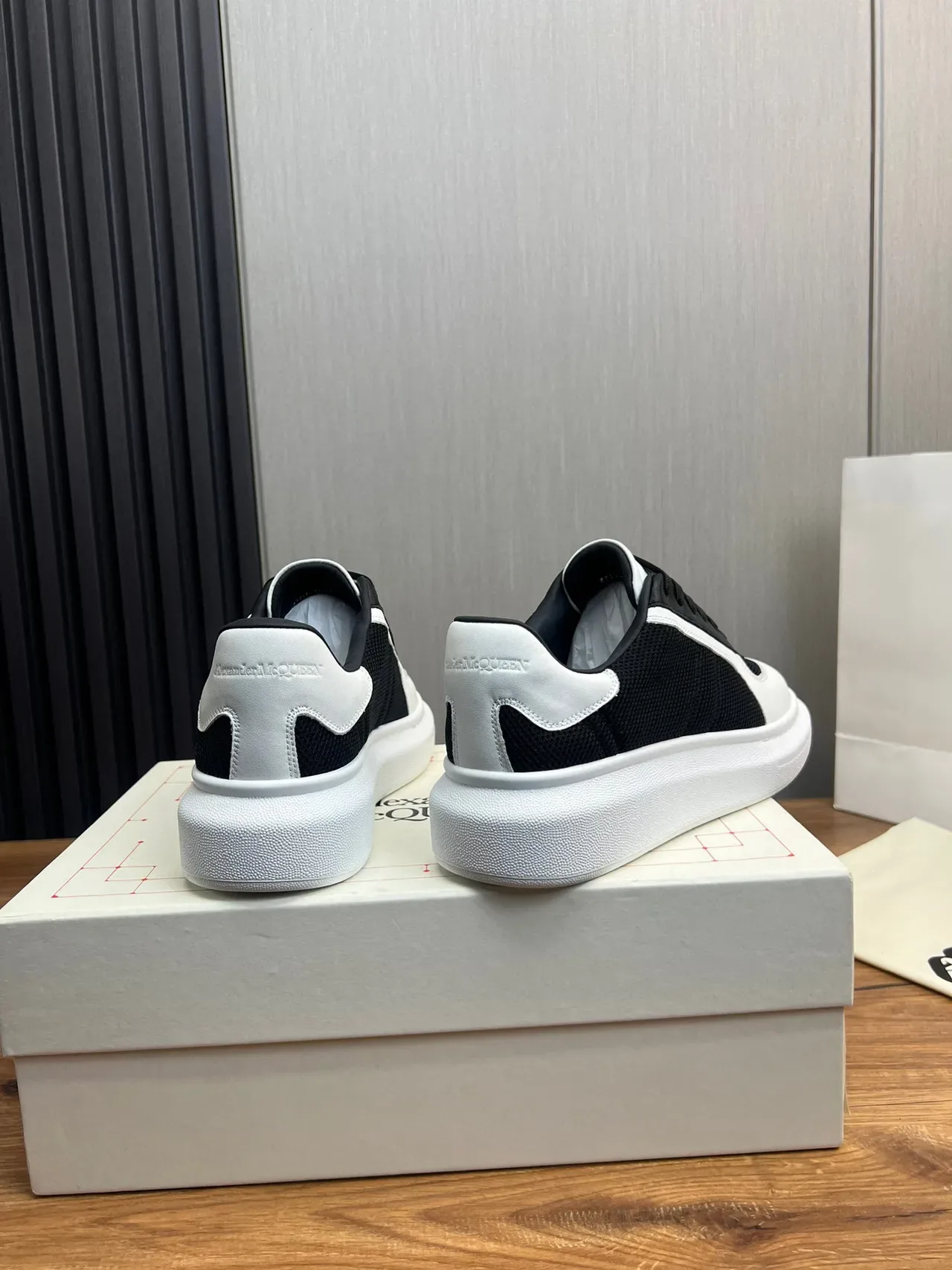 Alexander McQueen সাদা কালো ওভারসাইজ প্ল্যাটফর্ম সোল মিক্সড মেশ এবং লেদার আপার চাংক স্নিকার 7