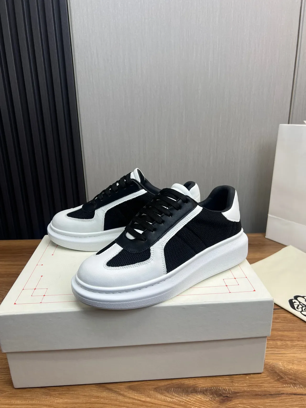 Alexander McQueen সাদা কালো ওভারসাইজ প্ল্যাটফর্ম সোল মিক্সড মেশ এবং লেদার আপার চাংক স্নিকার 8