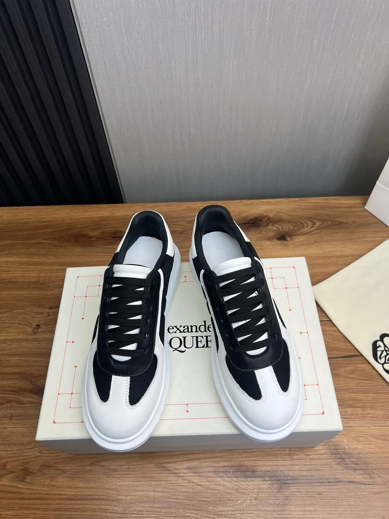 Alexander McQueen সাদা কালো ওভারসাইজ প্ল্যাটফর্ম সোল মিক্সড মেশ এবং লেদার আপার চাংক স্নিকার 9