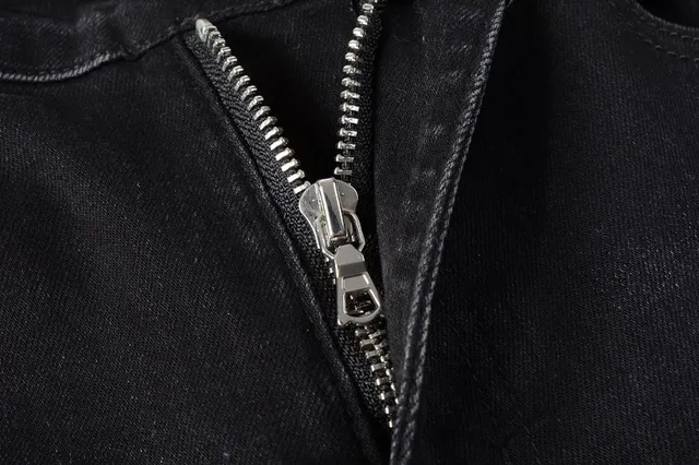 Amiri impression graphique distressed jeans en denim noir 11