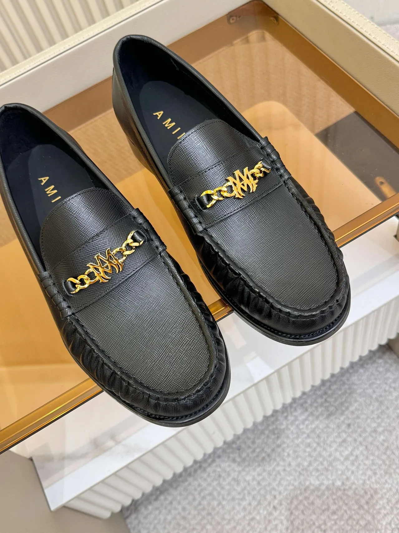 Amiri Skel Top Loafer mocassins en cuir noir à chaîne dorée 4