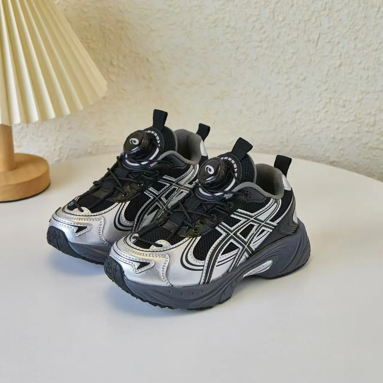 ASICS Gel-Kayano Noir Argent Semelle Plateforme Maille Et Construction Synthétique Recouvrement Chaussures Chunky 3