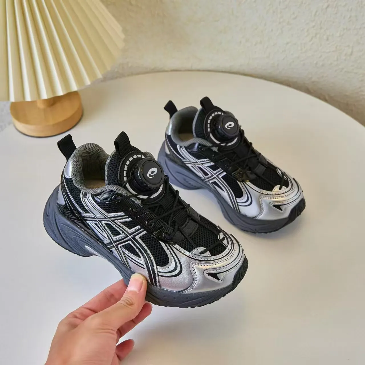 ASICS Gel-Kayano Noir Argent Semelle Plateforme Maille Et Construction Synthétique Recouvrement Chaussures Chunky 4