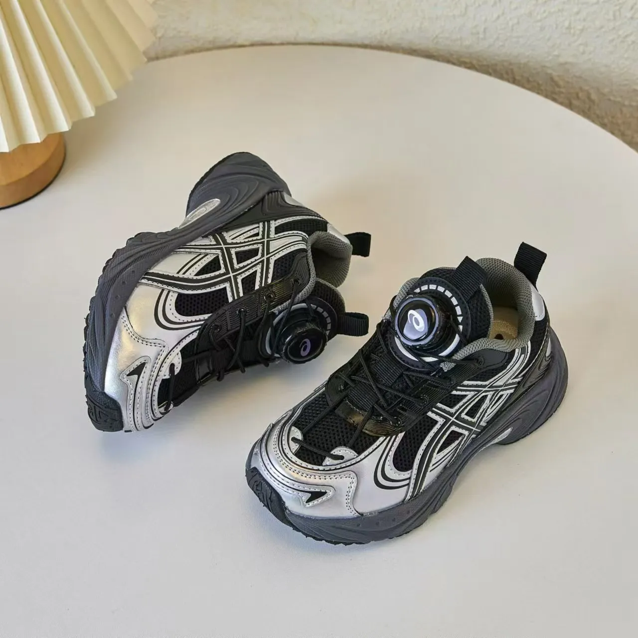 ASICS Gel-Kayano Noir Argent Semelle Plateforme Maille Et Construction Synthétique Recouvrement Chaussures Chunky 5