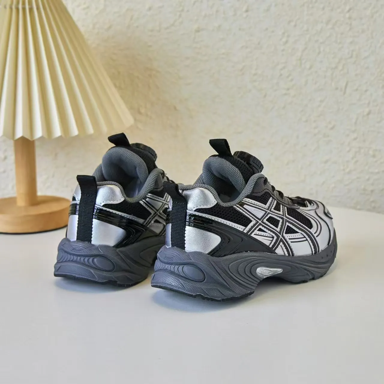 ASICS Gel-Kayano Noir Argent Semelle Plateforme Maille Et Construction Synthétique Recouvrement Chaussures Chunky 6