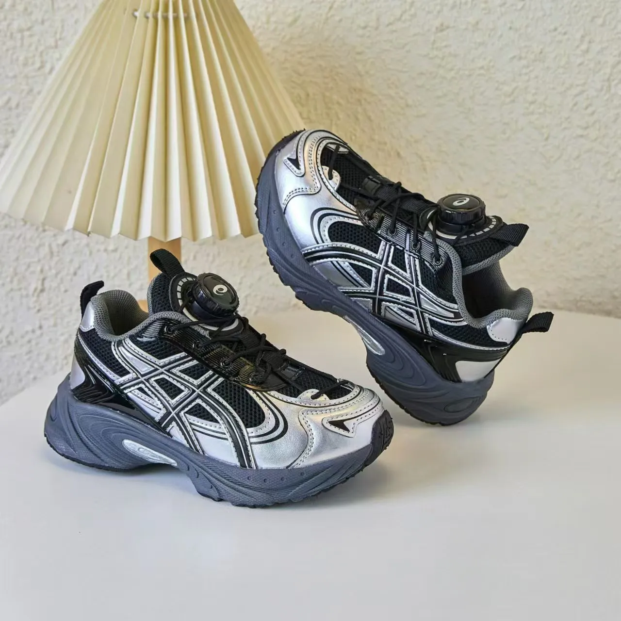ASICS Gel-Kayano Noir Argent Semelle Plateforme Maille Et Construction Synthétique Recouvrement Chaussures Chunky 7
