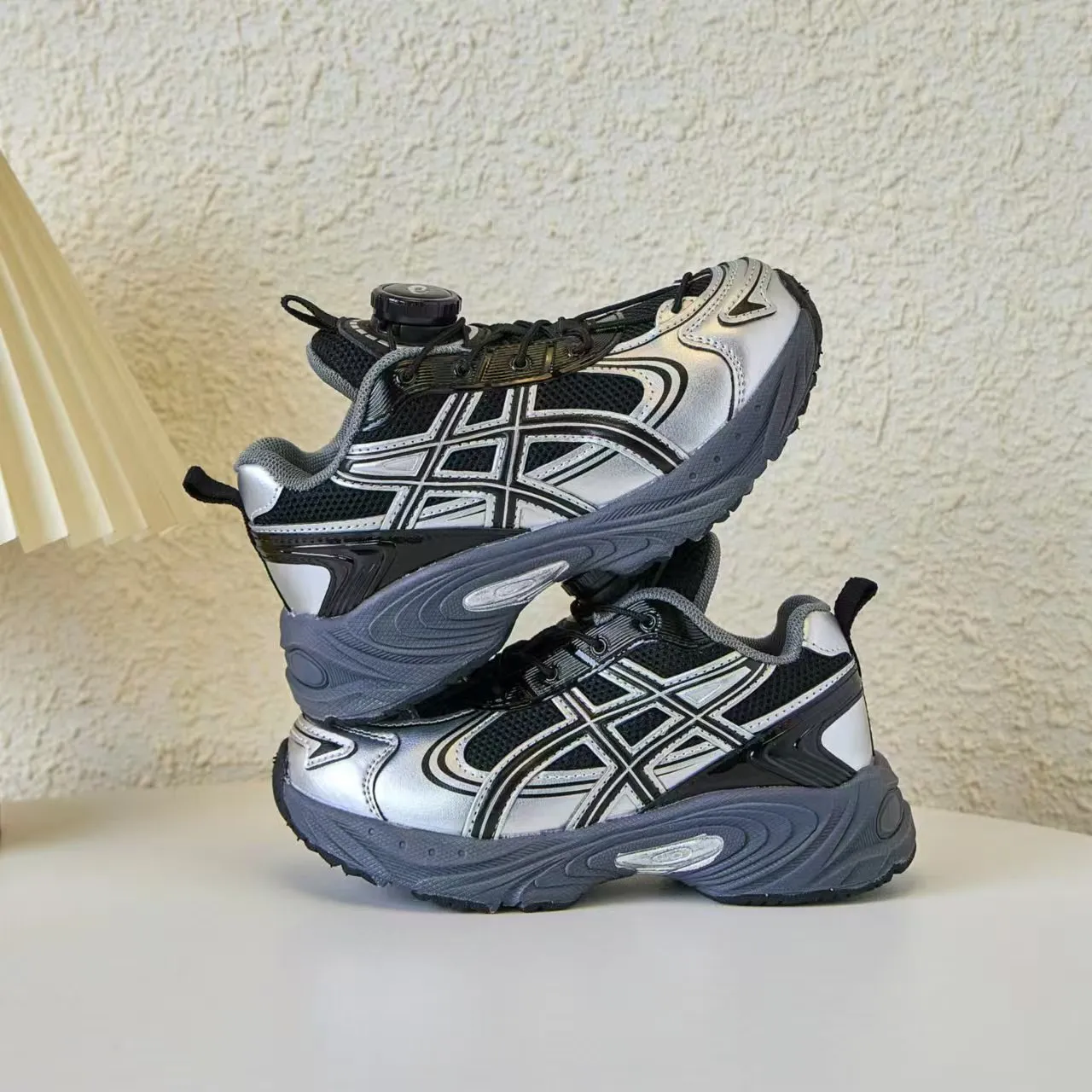ASICS Gel-Kayano Noir Argent Semelle Plateforme Maille Et Construction Synthétique Recouvrement Chaussures Chunky 8
