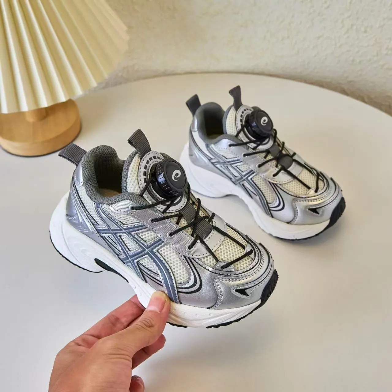 ASICS Gel-Kayano Noir Argent Semelle Plateforme Maille Et Construction Synthétique Recouvrement Chaussures Chunky 9