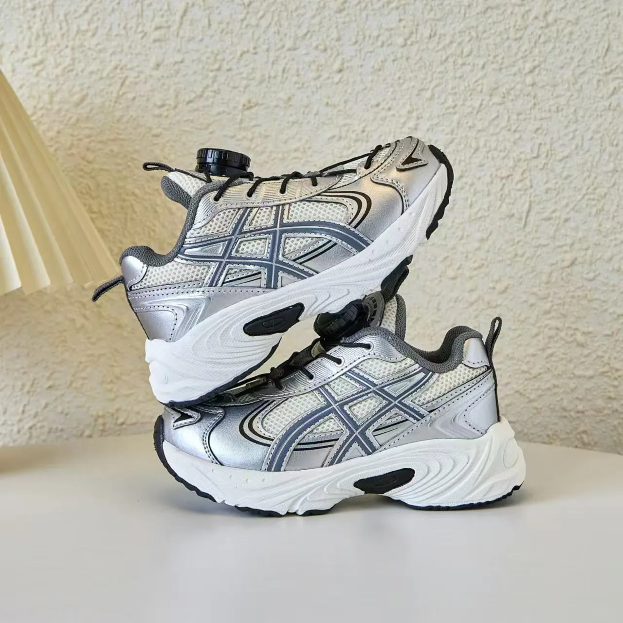 ASICS Gel-Kayano Noir Argent Semelle Plateforme Maille Et Construction Synthétique Recouvrement Chaussures Chunky 10