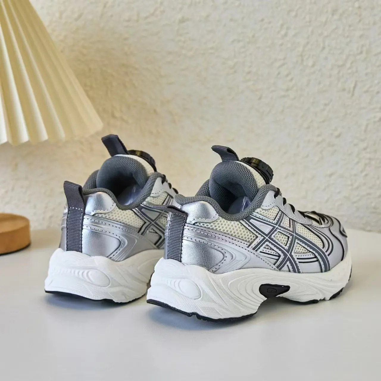 ASICS Gel-Kayano Noir Argent Semelle Plateforme Maille Et Construction Synthétique Recouvrement Chaussures Chunky 11