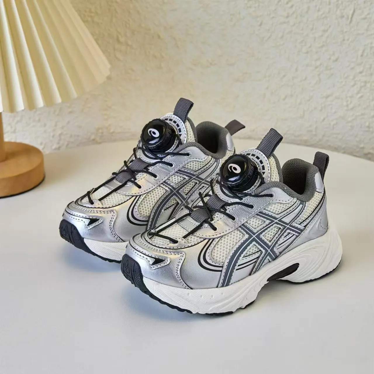 ASICS Gel-Kayano Noir Argent Semelle Plateforme Maille Et Construction Synthétique Recouvrement Chaussures Chunky 12