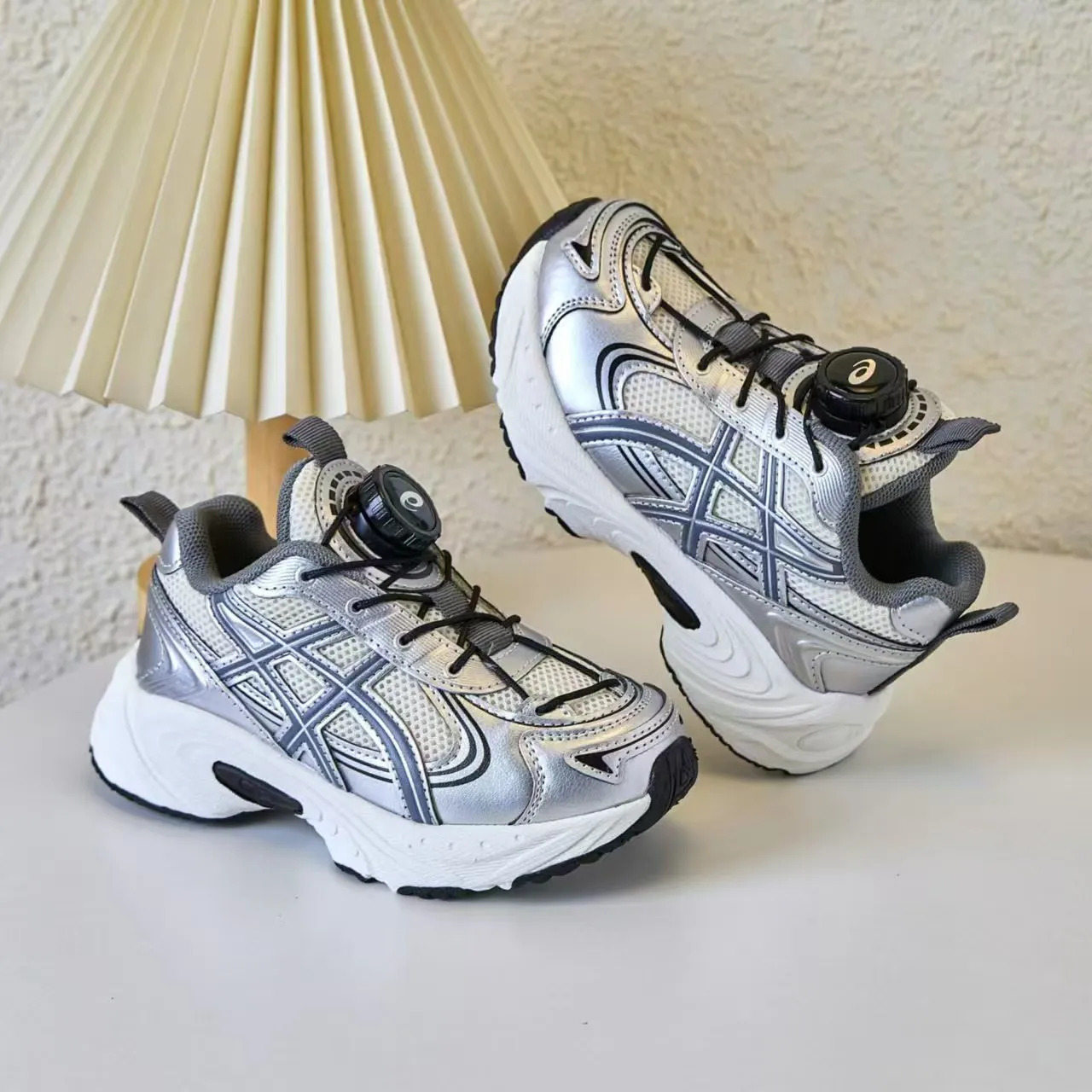 ASICS Gel-Kayano Noir Argent Semelle Plateforme Maille Et Construction Synthétique Recouvrement Chaussures Chunky 13