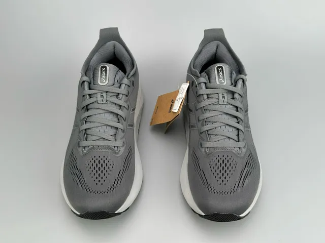 ASICS Gel-Kayano ধূসর সাদা ইঞ্জিনিয়ার্ড মেশ উপর স্ট্রাকচার্ড সিন্থেটিক ওভারলে রানিং জুতা 4