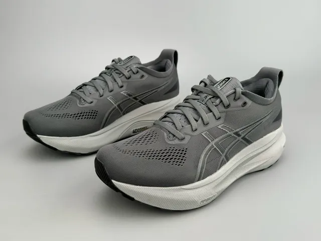ASICS Gel-Kayano ধূসর সাদা ইঞ্জিনিয়ার্ড মেশ উপর স্ট্রাকচার্ড সিন্থেটিক ওভারলে রানিং জুতা 6