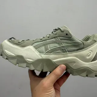 ASICS أخضر بيج كعب مصور علوي متعدد المواد حذاء رياضي كبير