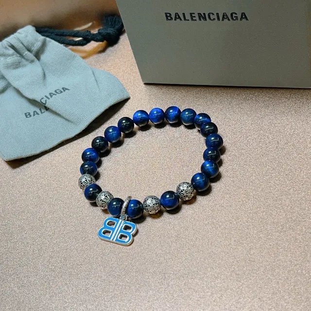 Balenciaga BB Beads سوارة تعويذة مينا باللون الأزرق والفضي 2