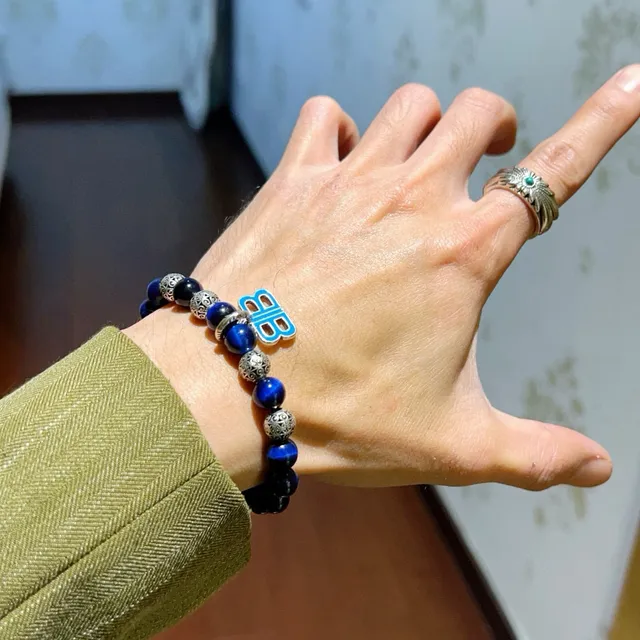 Balenciaga BB Beads سوارة تعويذة مينا باللون الأزرق والفضي 3