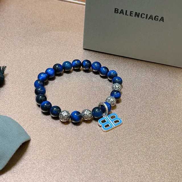 Balenciaga BB Beads سوارة تعويذة مينا باللون الأزرق والفضي 4