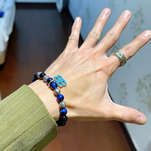 Balenciaga BB Beads سوارة تعويذة مينا باللون الأزرق والفضي 5