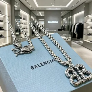 Balenciaga सلسलة BB قلادة فضية Chunky Curb-Link Sculpted Interlocking Pendant