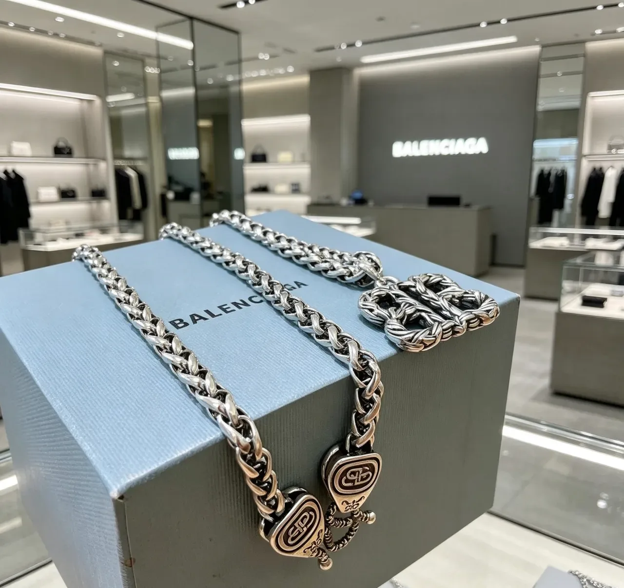 Collier Balenciaga BB Chain Argent Chunky Curb-Link Sculpted Interlocking Pendant 5