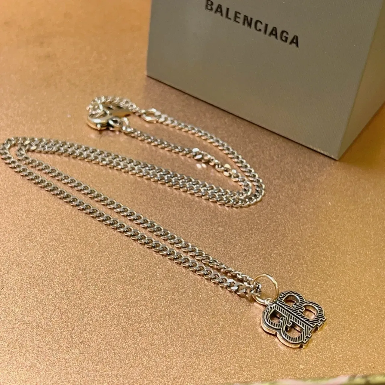 بالنسياغا BB Interlocking Logo سلسلة فضية 3